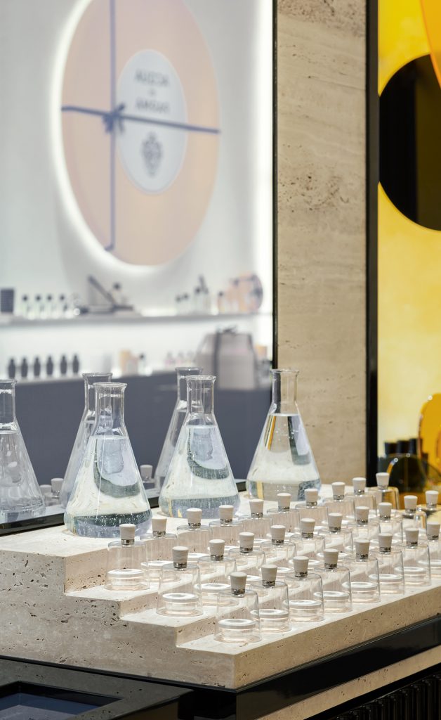 Fragrance Finder acqua di parma ampolle Fragrance Finder permette agli utenti di esplorare il mondo di Acqua di Parma e di trovare la propria fragranza ideale, grazie all'allestimento corepixx