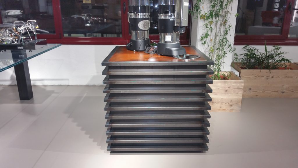 la marzocco macchine caffè tavolo con macchinette caffè presso la marzocco interactive virtual showroom, il cui allestimento è stato curato da corepixx