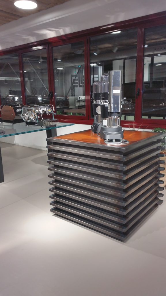 caffè la marzocco tavolo con macchinette caffè presso la marzocco interactive virtual showroom, il cui allestimento è stato curato da corepixx