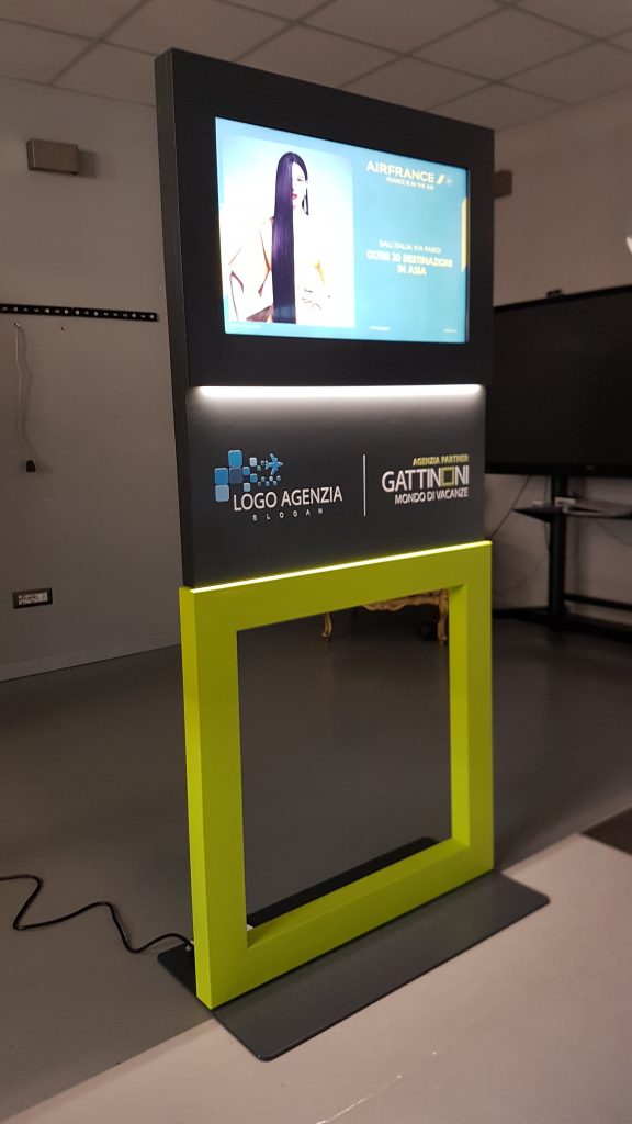 Digital Signage gattinoni totem corepixx presso agenzia gattinoni, progetto di Digital Signage