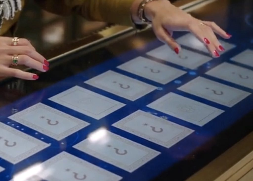 bulgari bancone touch dettaglio del bancone touch interattivo corepixx presso il New Curiosity Shop di Bulgari a Roma