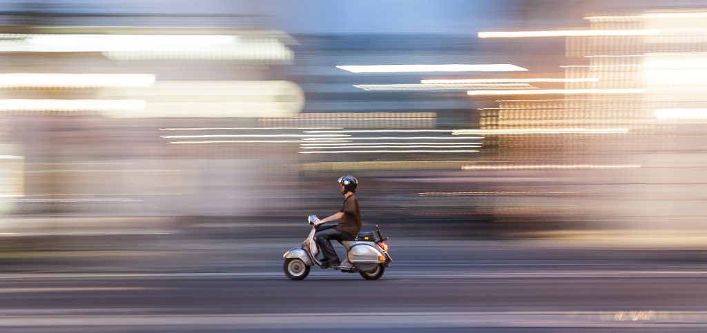 uomo su vespa uomo sulla vespa in velocità