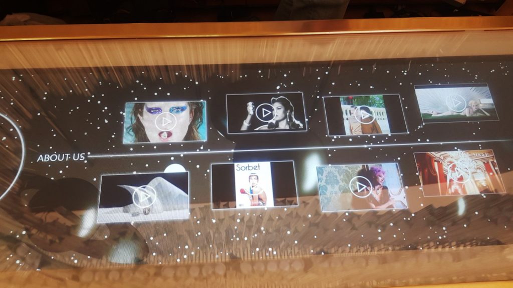 Bulgari.NewCuriosityShop.bancone dettaglio del bancone touch interattivo corepixx presso il New Curiosity Shop di Bulgari a Roma