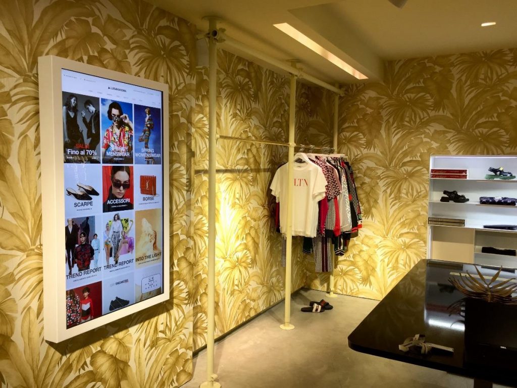 Corepixx-CaseHistory-LuisaViaRoma display a parete collegati all’e-commerce di luisaviaroma presso la boutique di firenze
