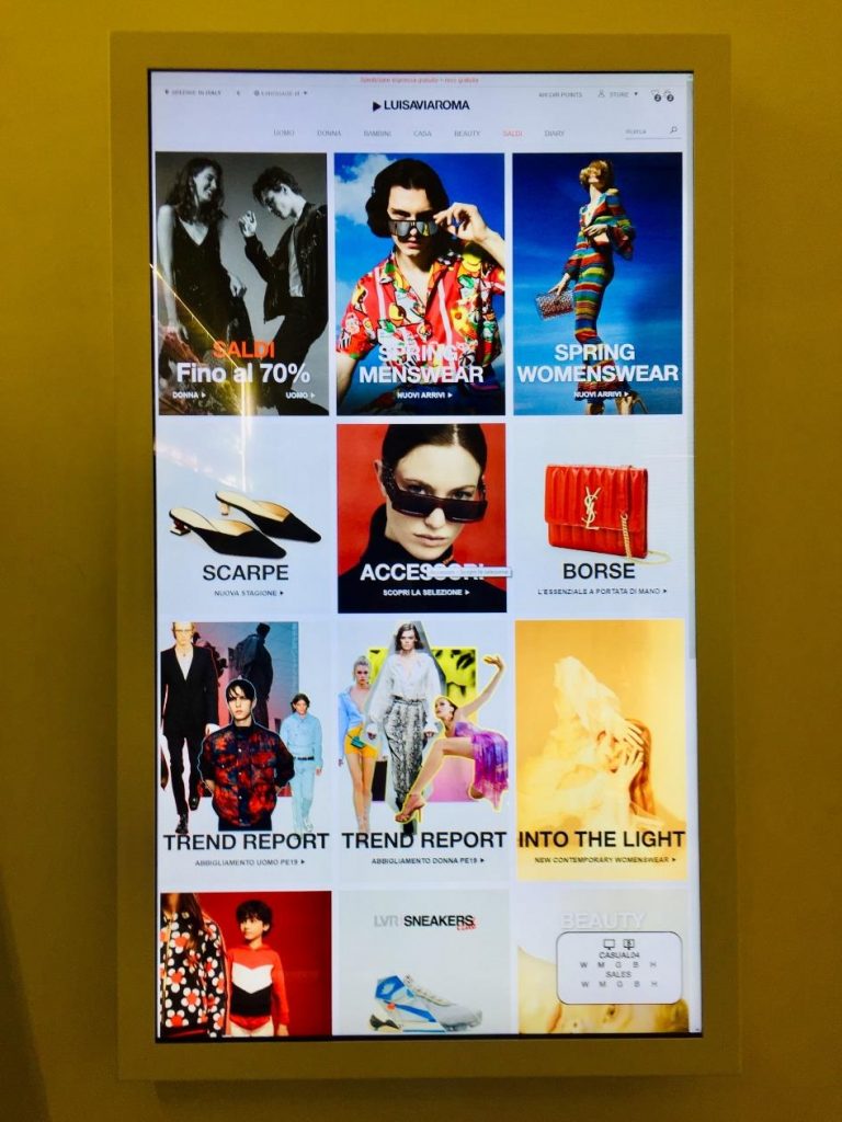 display a parete-LuisaViaRoma display a parete collegato all’e-commerce di luisaviaroma presso la boutique di firenze