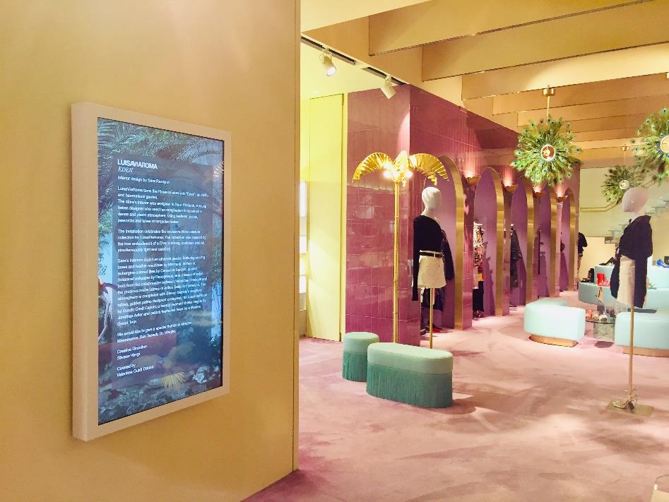 LuisaViaRoma boutique display a parete collegati all’e-commerce di luisaviaroma presso la boutique di firenze