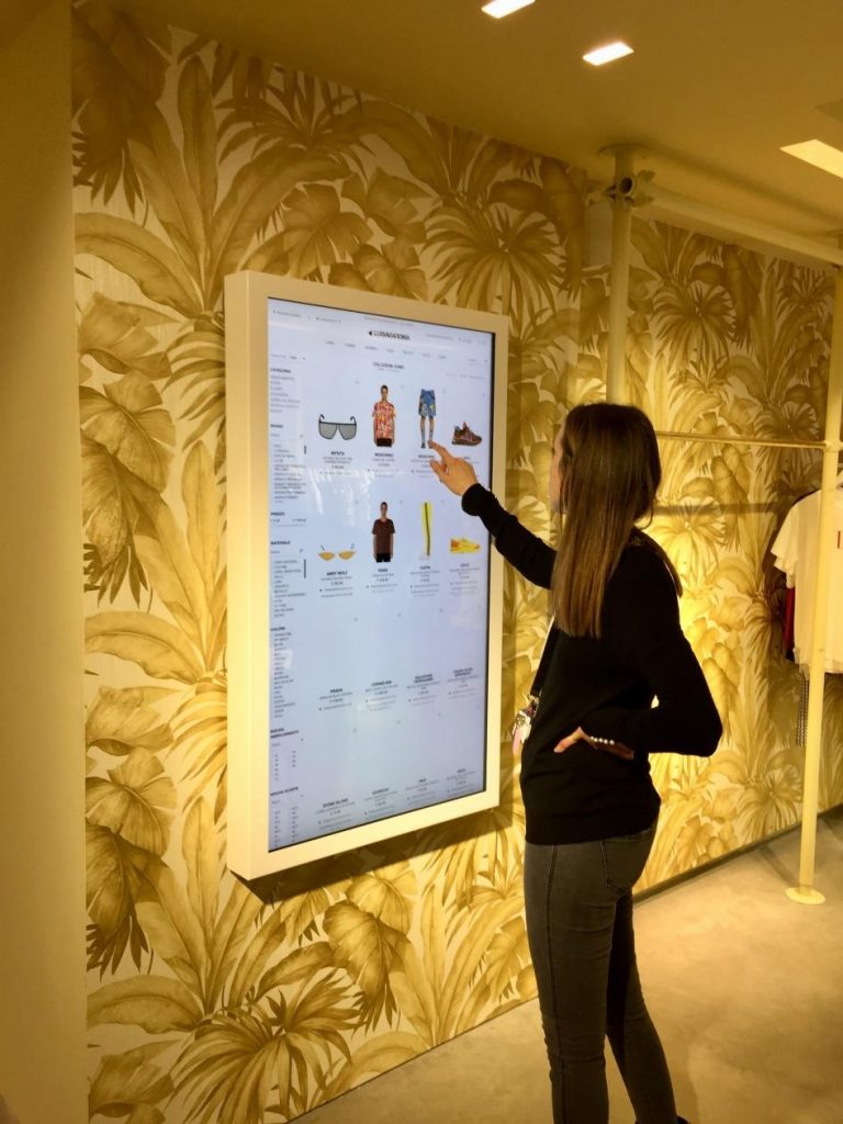 LuisaViaRoma display display a parete collegati all’e-commerce di luisaviaroma presso la boutique di firenze