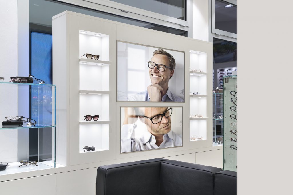 Corepixx_Demenego_01_Carousel display corepixx presso negozio di ottica demenego