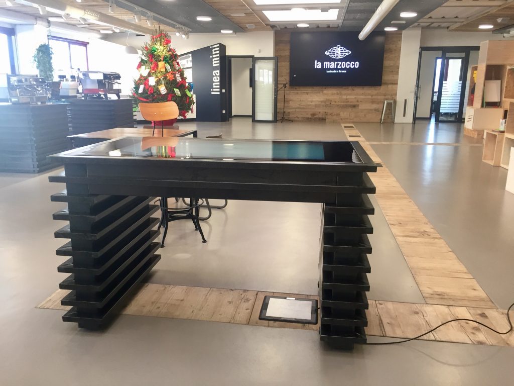 la marzocco interactive virtual showroom tavolo interattivo dal design personalizzato di corepixx, presso lo Showroom la marzocco