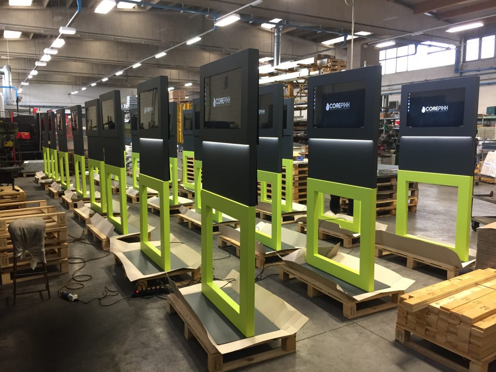 corepixx totem x gattinoni magazzino con 150 dispositivi totem corepixx da distribuire in italia per il prgetto di Digital Signage