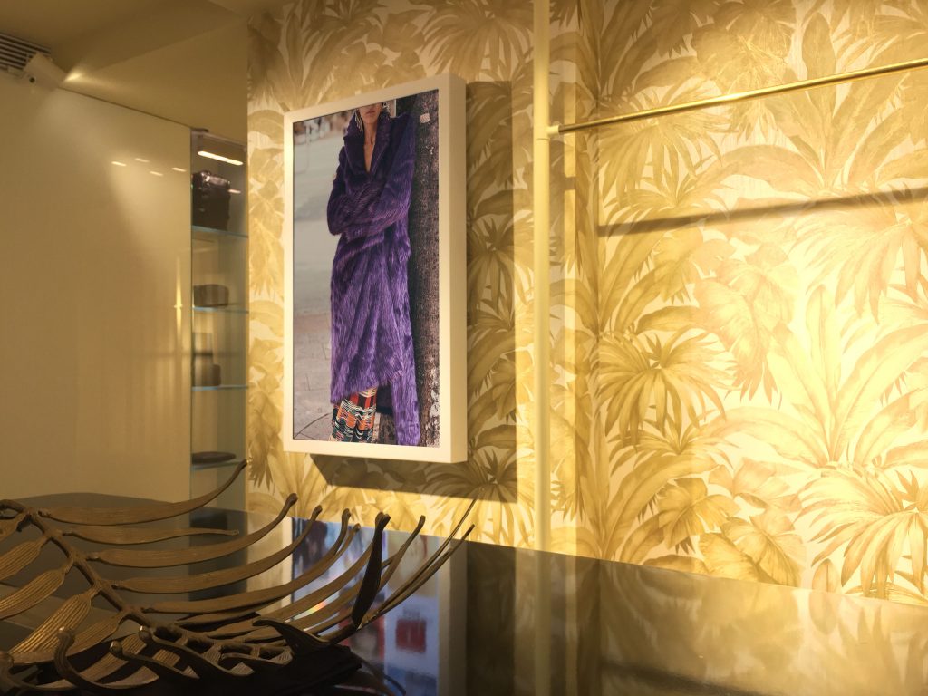 luisaviaroma display display a parete corepixx presso punto vendita luisaviaroma