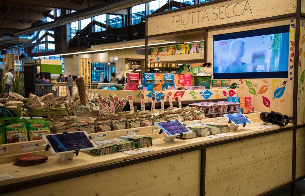 display e postazione tablet di corepixx per la realtà aumentata presso il punto vendita noberasco