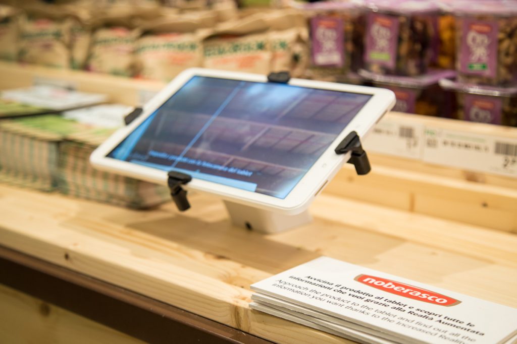 Noberasco.Fico (4) postazione tablet di corepixx per la realtà aumentata presso il punto vendita noberasco