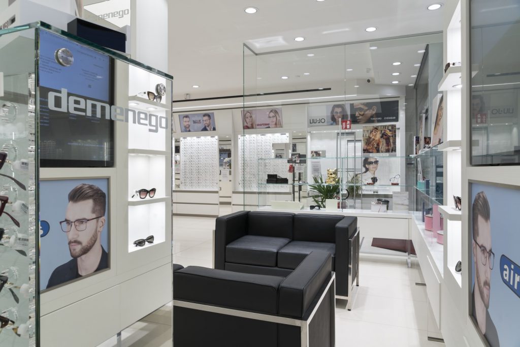 Ottica Demenego 12 sistema di digital signage attraverso l'installazione sia di monitor professionali da interno