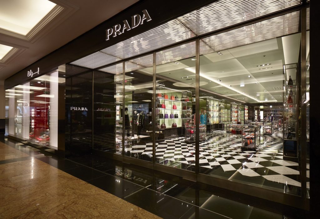 Prada digital vetrina del negozio Prada Digital Signage, allestimento corepixx