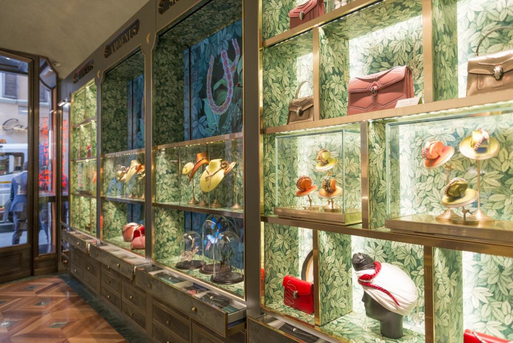 New Curiosity Shop Bulgari allestimento espositori a scaffale con borse e gioielli e grandi monitor verticali di corepixx, presso il New Curiosity Shop di Bulgari a Roma