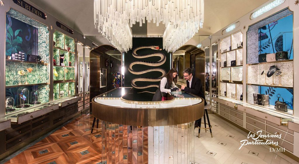 Curiosity Shop di Bulgari Roma Persone all'interno del Curiosity Shop di Bvlgari a Roma in Via dei Condotti, il cui allestimento è stato curato da Corepixx