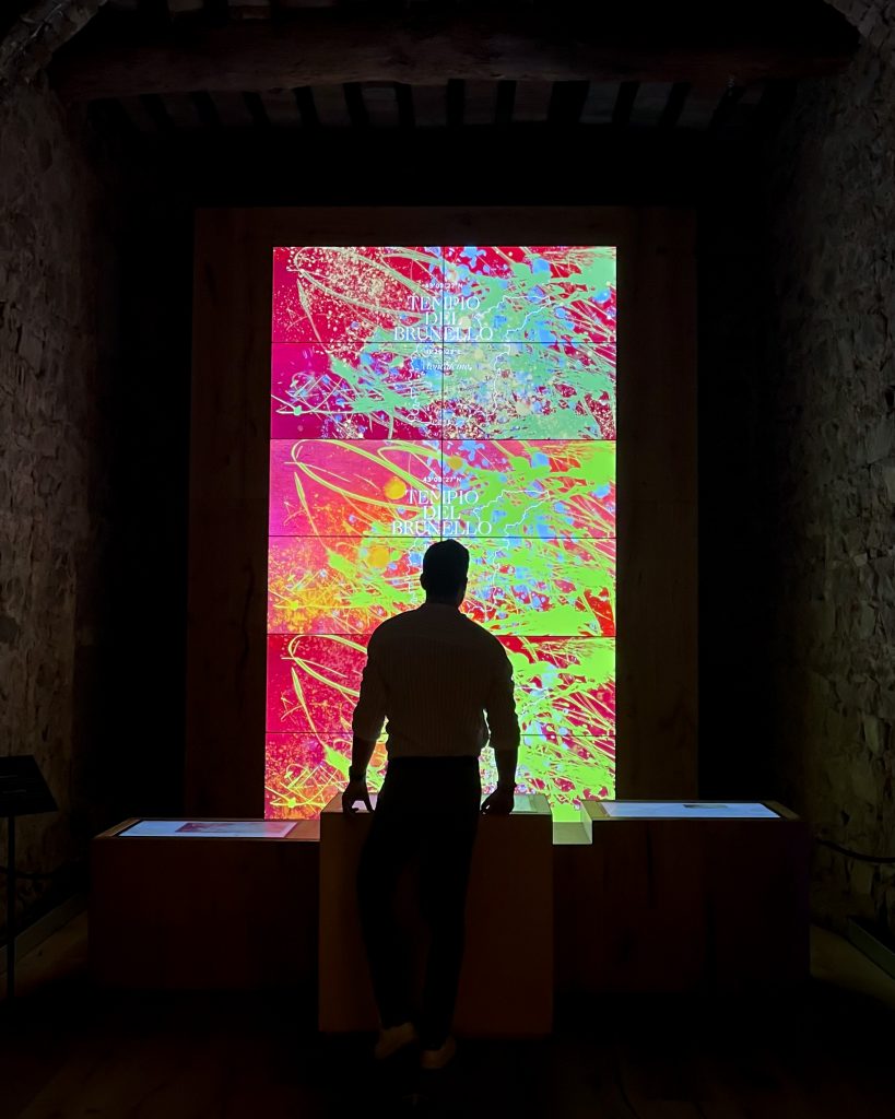 Tempio_Brunello_artwall artwall all'interno del tempio brunello a Montalcino