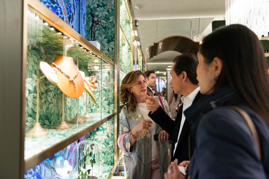 Bulgari New Curiosity Shop scaffali espositori a scaffale presso il New Curiosity Shop di Bulgari a Roma