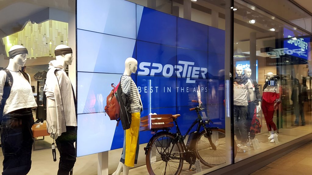 ok_20180219_164950(0) copia_1 allestimento multimediale della vetrina sportler con artwall corepixx