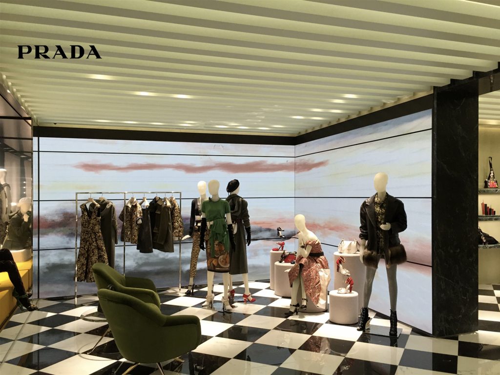 Prada_progetto corepixx schermi immersivi installati nei negozi prada controllati tramite una piattaforma per gestione punti vendita - progetto Corepixx