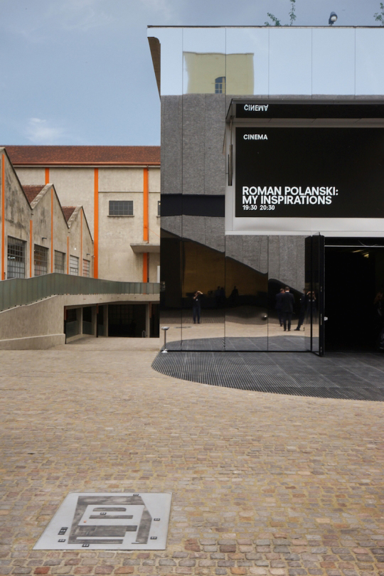 fondazione prada ingresso esterno ingresso cinema di fondazione prada, progetto di digital signage di corepixx