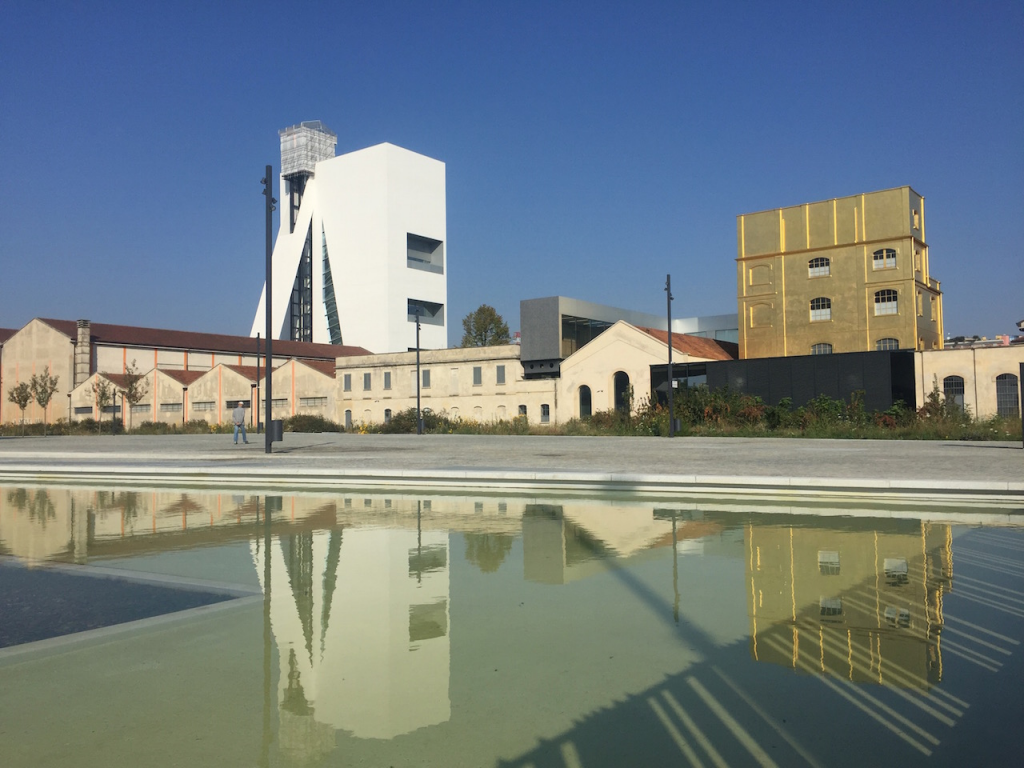 render fondazione prada esterno vista dell'edificio di fondazione prada dall'esterno, progetto di digital signage di corepixx