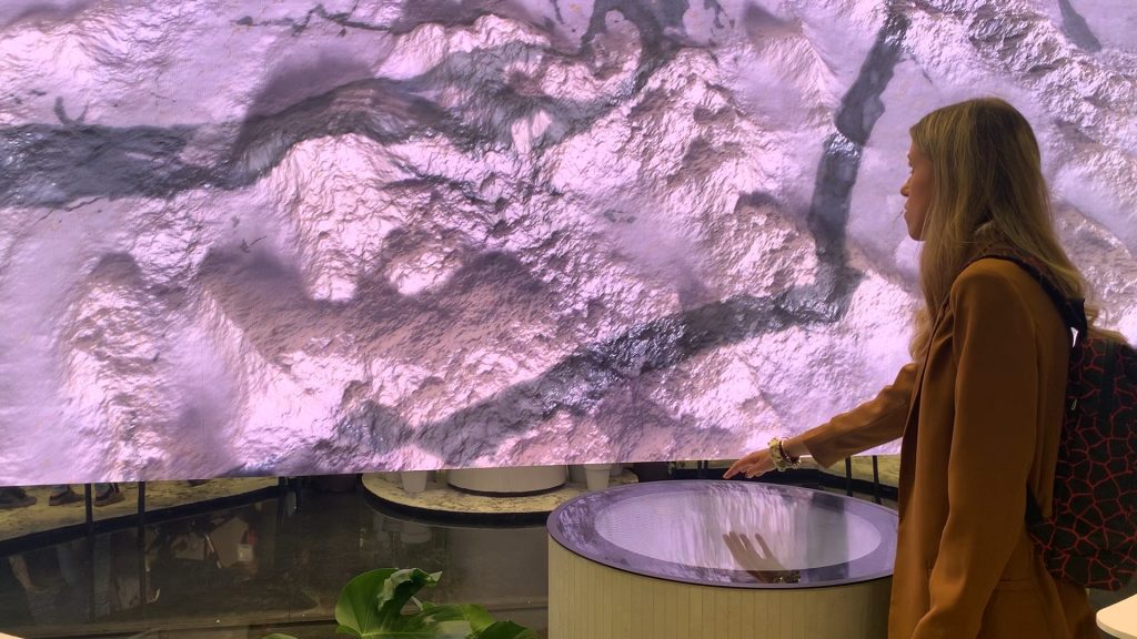 3E179607-DF99-4F39-9B08-E12C897DFC9C_1_106_c allestimento digitale di corepixx alla fiera internazionale della ceramica per cersaie, un sistema di monitor e sensori ultraleap motion 3d