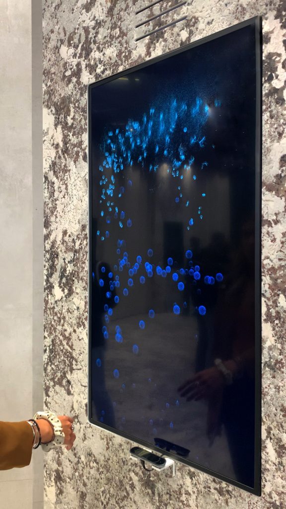 74ED17E8-4C3C-43A3-99EB-A9205258DAC3_1_106_c allestimento digitale di corepixx alla fiera internazionale della ceramica per cersaie, un sistema di monitor e sensori ultraleap motion 3d