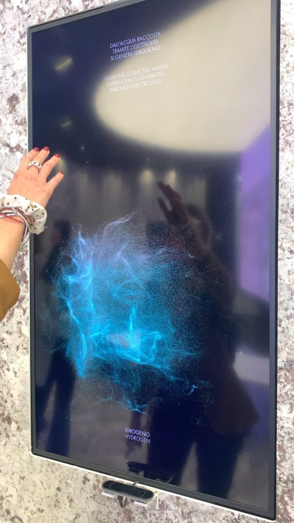 BF6206F9-13C1-41B3-9C1E-F6FF1ACDB8AE_1_105_c allestimento digitale di corepixx alla fiera internazionale della ceramica per cersaie, un sistema di monitor e sensori ultraleap motion 3d