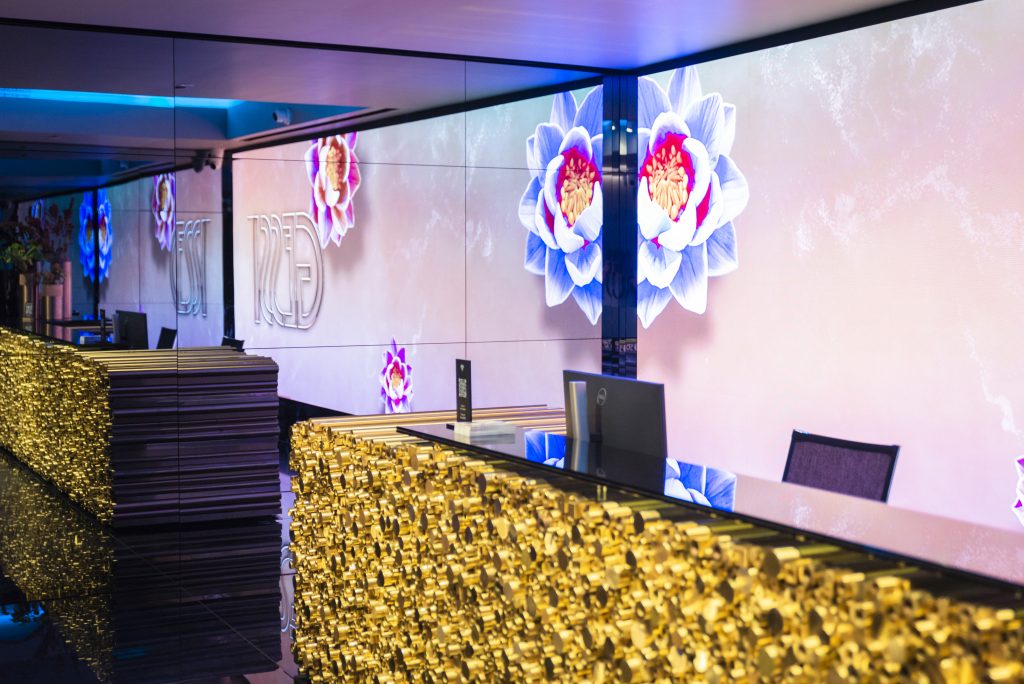Gessi --22 ledwall indoor corepixx presso la reception di casa gessi