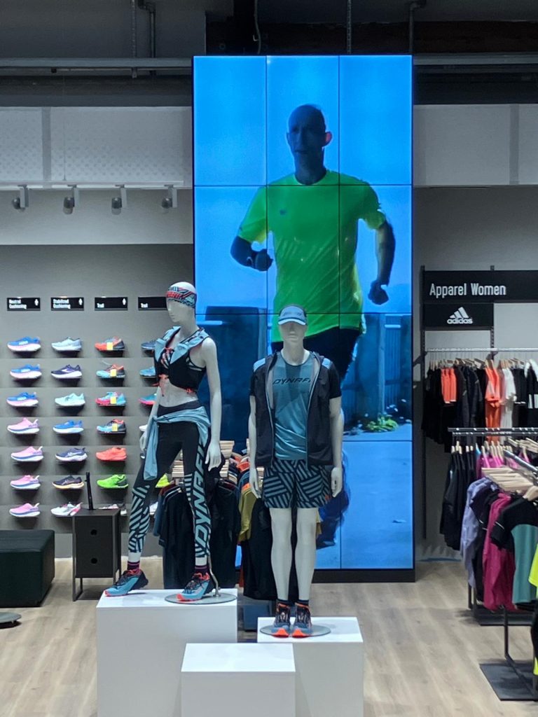 WhatsApp Image 2023-05-08 at 11.45.17 Ledwall di corepixx nella vetrina del negozio Sportler
