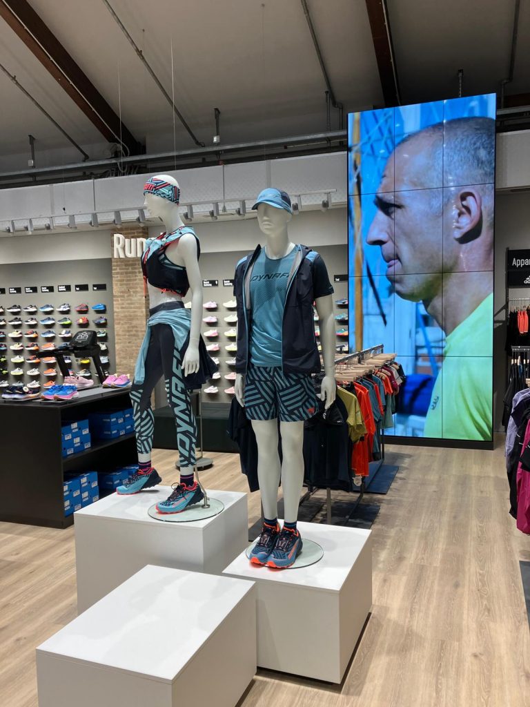 WhatsApp Image 2023-05-08 at 11.45.18 Ledwall di corepixx nella vetrina del negozio Sportler